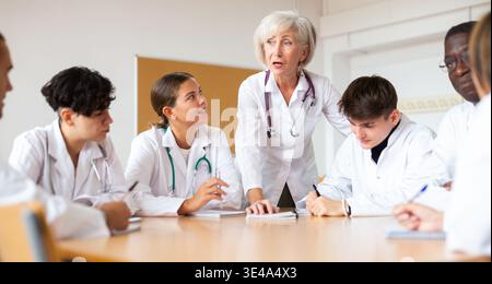 Professor erklärt Thema einer Gruppe von Medizinstudenten Stockfoto