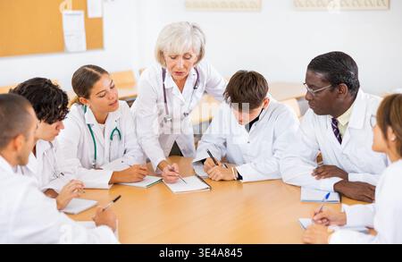 Professor erklärt Thema einer Gruppe von Medizinstudenten Stockfoto