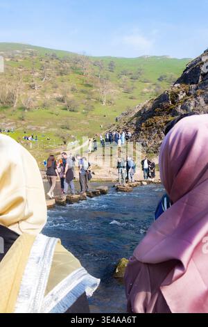 Eine Menge muslimischer Touristen überquert die Dovedale-Stufen über den Fluss Dove im Peak District National Park EID muslims Stockfoto