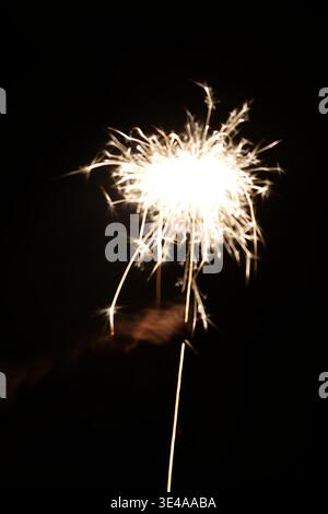Golden Abtsract Sparkler Burst Vor Dunklem Nachthintergrund Stockfoto