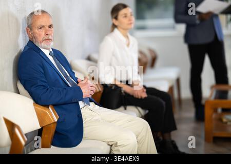 Bewerber warten auf das Bewerbungsgespräch, es gibt eine Schlange von Leuten, die im Wartezimmer sitzen. Stockfoto