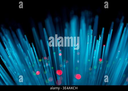 Blaue Lichtstreifen aus Glasfaser, die in Bewegung mit weichen, leuchtenden Partikeln fließen. Sauberer und moderner abstrakter Hintergrund für Hochgeschwindigkeits-Internet, d Stockfoto