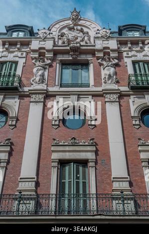 Detaillierte Fassade des Círculo de Recreo in Valladolid, Spanien, mit eklektischer Architektur mit roten Ziegeln, Karyatiden und kunstvollen Skulpturen. Stockfoto