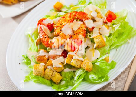 Caesar Salat mit Garnelen Stockfoto