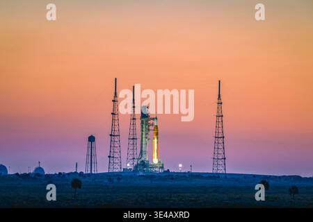 Die Rakete Nasas Artemis II Space Launch System (SLS) sitzt während des Sonnenaufgangs vor dem Start auf Pad 39b (Foto: Alex G Perez/AGPfoto/SIPA USA) Stockfoto