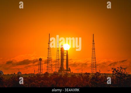 Die Rakete Nasas Artemis II Space Launch System (SLS) sitzt während des Sonnenaufgangs vor dem Start auf Pad 39b (Foto: Alex G Perez/AGPfoto/SIPA USA) Stockfoto