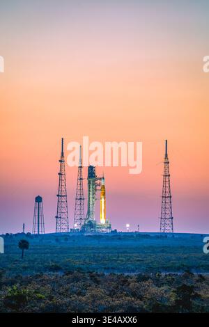 Die Rakete Nasas Artemis II Space Launch System (SLS) sitzt während des Sonnenaufgangs vor dem Start auf Pad 39b (Foto: Alex G Perez/AGPfoto/SIPA USA) Stockfoto