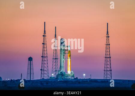 Die Rakete Nasas Artemis II Space Launch System (SLS) sitzt während des Sonnenaufgangs vor dem Start auf Pad 39b (Foto: Alex G Perez/AGPfoto/SIPA USA) Stockfoto