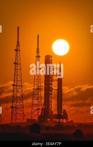 Die Rakete Nasas Artemis II Space Launch System (SLS) sitzt während des Sonnenaufgangs vor dem Start auf Pad 39b (Foto: Alex G Perez/AGPfoto/SIPA USA) Stockfoto