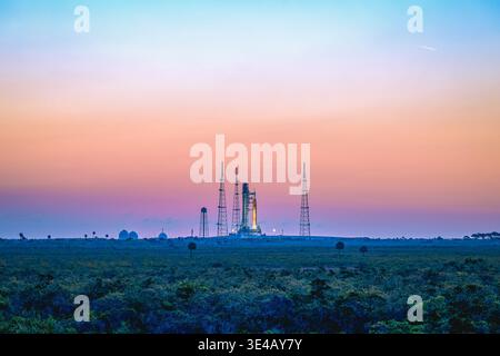 Die Rakete Nasas Artemis II Space Launch System (SLS) sitzt während des Sonnenaufgangs vor dem Start auf Pad 39b (Foto: Alex G Perez/AGPfoto/SIPA USA) Stockfoto