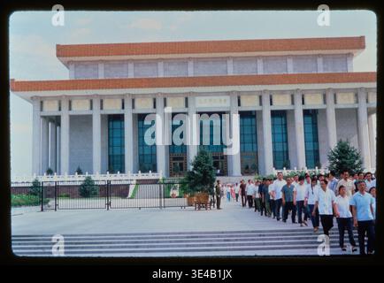 Außenansicht des Gebäudes, das Mao Zedongs Grab am Tianamen Platz ist. Massen lokaler chinesischer Touristen gehen an den Stufen ab. In Peking, Peking, China, 1978. Dieses Diabild wurde 1978 während einer amerikanischen Gruppenreise nach China aufgenommen, einer kulturellen Austauschtour der US-China Peoples Friendship Association. Stockfoto