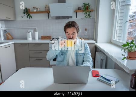 Deep Focus, Workflow, Produktivität im Home Office, koffeinhaltige Morgenroutine, digitale Arbeit. Stockfoto