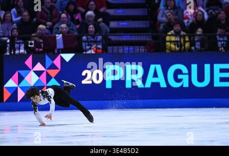 Prag, Tschechische Republik. März 2026. Kagiyama Yuma von Japan fällt während des Kurzprogramms der Männer der ISU Eiskunstlauf-Weltmeisterschaft 2026 in Prag, Tschechien, am 26. März 2026. Quelle: Zhang Haofu/Xinhua/Alamy Live News Stockfoto