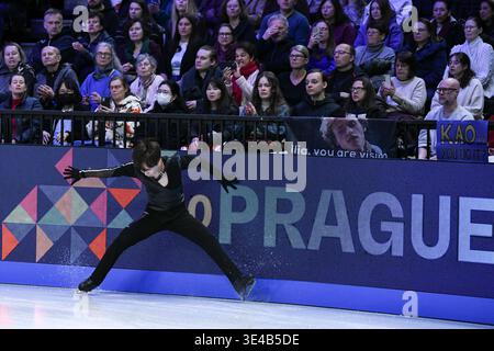 Prag, Tschechische Republik. März 2026. Miura Kao aus Japan reagiert auf das Männer-Kurzprogramm der ISU Eiskunstlauf-Weltmeisterschaft 2026 in Prag, Tschechien, 26. März 2026. Quelle: Zhang Haofu/Xinhua/Alamy Live News Stockfoto