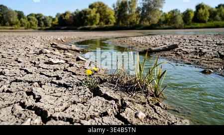 Dieses Rasterbild zeigt eine schwere Dürre und zeigt ein Flussbett mit ausgiebig gerissener, trockener Erde. Stockfoto
