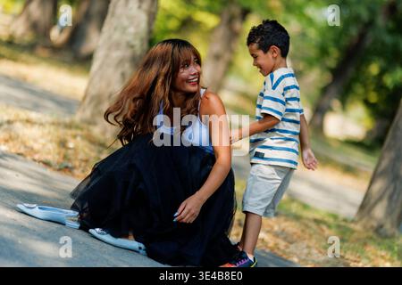 Verspielter Moment im Park im Freien, in dem Frau und Kind Spaß haben Stockfoto