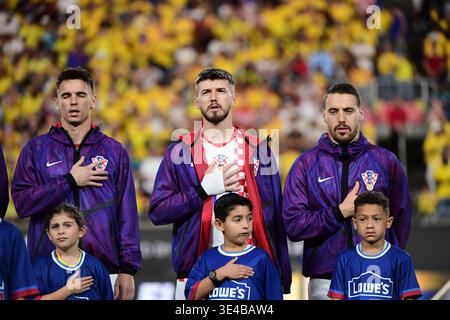 Orlando, USA. März 2026. Die kroatischen Spieler singen die Nationalhymne vor dem Internationalen Freundschaftsspiel zwischen Kolumbien und Kroatien im Camping World Stadium am 26. März 2026 in Orlando, Florida. (Foto: JC Ruiz/SIPA USA) Credit: SIPA USA/Alamy Live News Stockfoto