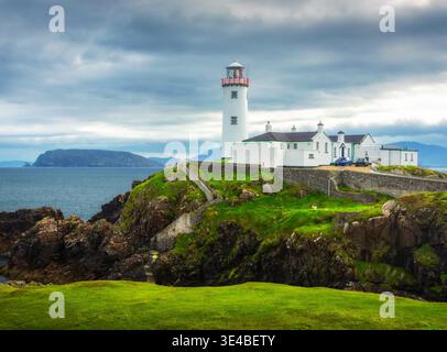 Fanad Head Lighthouse an der zerklüfteten felsigen Küste im County Donegal Irland mit Blick auf den Atlantik Stockfoto