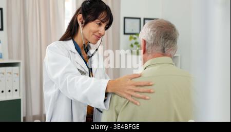 Frau, Arzt und Herzschlag mit älteren Patienten zur Untersuchung oder zum Besuch im Krankenhaus. Weibliche Person, medizinisches Fachpersonal oder Kardiologe hören zu Stockfoto