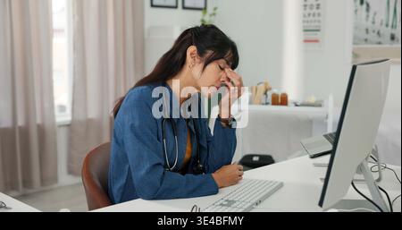 Müde, Arzt und Frau mit Computer im Krankenhaus, Reflexion und überarbeitet mit digitaler Augenbelastung. Gesundheit, Müdigkeit und reife Person mit Stockfoto