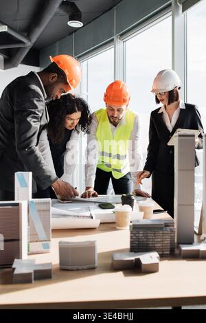 Architekten Diskutieren Baupläne Stockfoto