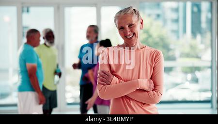 Arme gekreuzt, Bewegung und Porträt der Frau in Pilates Klasse für Gesundheit, Training oder Wellness Aktivität. Fitness, glücklich und zufrieden mit Aufregung Stockfoto