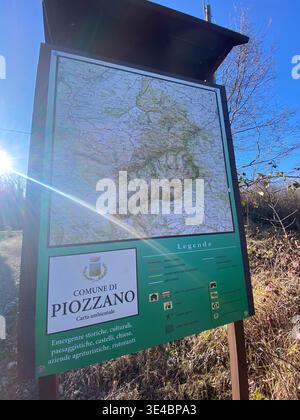 Piozzano, Italien - 11. März 2026 Umweltkarte der Comune di Piozzano in der Emilia Romagna mit Routen, historischen und kulturellen Stätten, Schlössern, u. a. Stockfoto