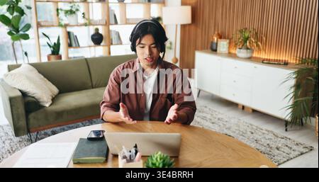 Mann, Berater oder Remote arbeiten mit Headset für Videoanrufe, Kundenservice oder Online-Beratung. Männliche Person, asiatischer Agent oder Freiberufler, die sich mit ihnen unterhalten Stockfoto