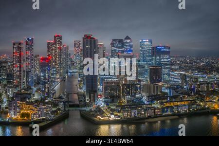 Canary Wharf, London, Luftaufnahme bei Nacht, die beleuchteten Wolkenkratzer, Büros und das moderne Finanzviertel Docklands zeigt. Stockfoto