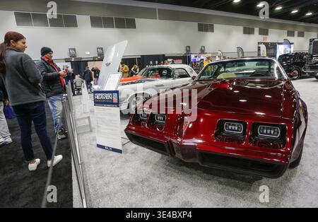 Vancouver, Kanada. März 2026. Besucher sehen einen Pontiac Firebird Trans am 1979 auf der Pferdestärke Heaven Veranstaltung während der Vancouver International Auto Show 2026 in Vancouver, British Columbia, Kanada, 26. März 2026. Die Ausstellung zeigte seltene Sonderanfertigungen, Remo-Mods und Oldtimer von privaten Sammlern. Quelle: Liang Sen/Xinhua/Alamy Live News Stockfoto
