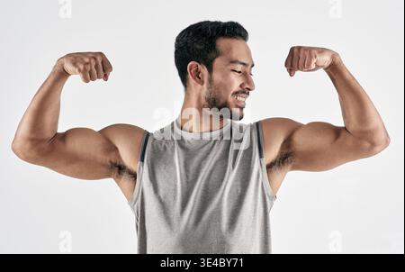 Fitness, Mensch und beugende Muskeln im Studio für Bizepswachstum, Bewegungsfortschritt und Selbstverbesserung. Happy, Bodybuilder und starke Arme auf weiß Stockfoto