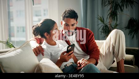 Telefon, Schock und Paar auf Sofa mit Nachrichten für soziale Medien, Online-Nachrichten und Benachrichtigungen am Wochenende. Ehe, Lesen und Mann mit Frau an Stockfoto