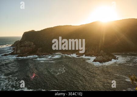 Abendliches Glühen Entlang Der Rauen Küste. Golden Sunset Beleuchtet Zerklüftete Küsten Und Schaumige Ocean Surf Stockfoto
