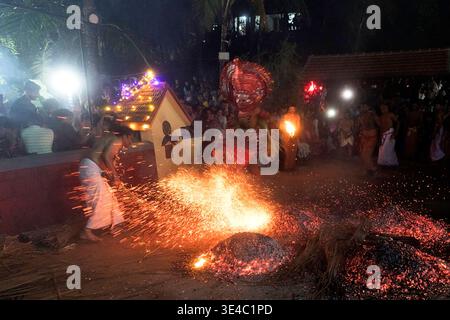 Vorbereitung von brennender Glut für das Feuerritual der Theyyam-Ritual mit Feuerfackeln und brennender Glut in der Nacht, Kerala, Indien Stockfoto