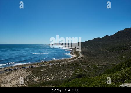 Das kap der Guten Hoffnung. Malerischer Meerblick. Malerische Küste Mit Azurblauem Wasser Und Üppiger, Bepflanzter Landzunge Stockfoto