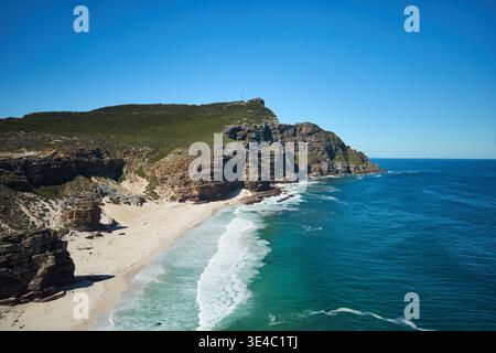Das kap der Guten Hoffnung. Friedlicher Hafen Am Meer Mit Sonnenlicht Und Wellen. Ruhige Sandy Bay Mit Türkisfarbenem Wasser Und Malerischen Klippen Stockfoto