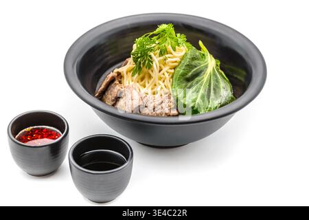 Asiatische Nudelsuppe mit Rindfleisch, Gemüse und reichhaltiger Brühe Stockfoto