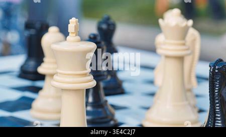 Nahaufnahme eines weißen Königsschachspiels auf einem Schachbrett mit geringer Tiefe, das Strategie und Führung symbolisiert. Stockfoto