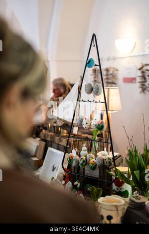 Frühlings- und Ostermarkt im Schloss Mondsee in Oberösterreich, Österreich am 22.03.2026. // Frühlings- und Ostermarkt auf Schloss Mondsee in Oberösterreich am 22. März 2026. - 20260322 PD9312 Stockfoto