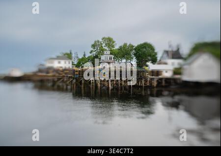 Maine-Hummer-Fallen auf einem Fischerhafen aus Sicht des Küstenhafens Stockfoto