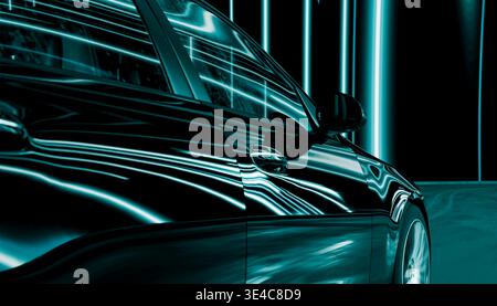 Schwarzes Auto reflektiert blaue Neonlichter in einem futuristischen Tunnel Stockfoto