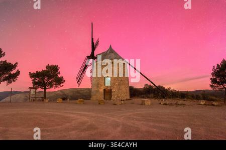 Nordlichter über der historischen Windmühle in Alcublas, Spanien Stockfoto