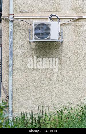 Mehrere Klimaanlagen für den Außenbereich an der Außenwand des Wohngebäudes. Städtische Kühlanlagen und Klimaregelung Stockfoto