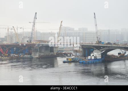 Baufortschritte an der großen Flussbrücke in der Stadt Stockfoto