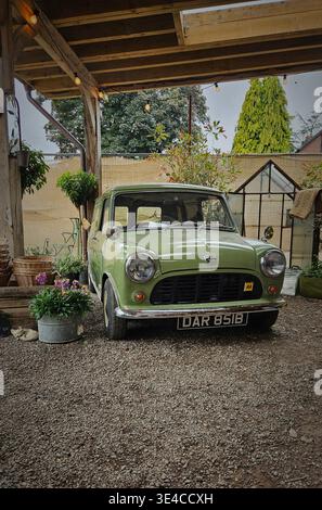 1964 Austin Minivan mit 998 ccm, ausgestellt in Holden Clough Kinderstube Lancashire Stockfoto