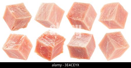 Geräucherte Schinkenwürfel isoliert auf weißem Hintergrund mit Beschneidungspfad, volle Schärfentiefe Stockfoto