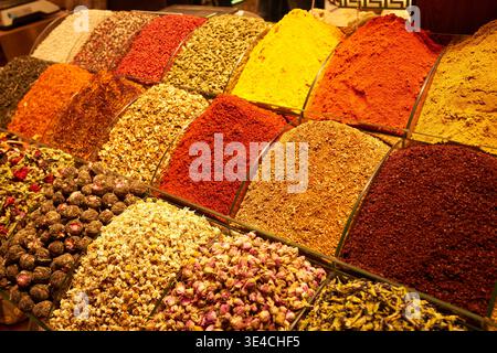 Farbenfrohe Auswahl an Gewürzen und getrockneten Blumen auf einem traditionellen Basar in Istanbul, Türkei, mit reichhaltigen Texturen und lebhaften Marktpräsentationen Stockfoto