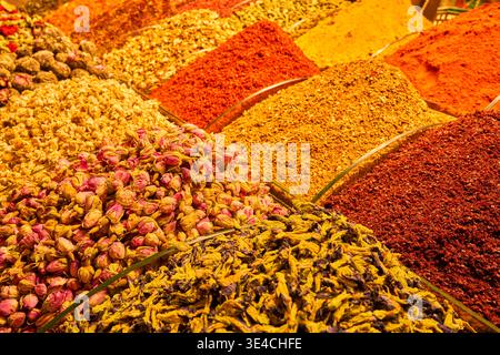 Farbenfrohe Gewürze und getrocknete Blumen werden auf einem traditionellen Markt in Istanbul, Türkei, ausgestellt und schaffen lebendige Texturen und Muster Stockfoto