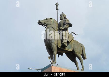 ULAN-UDE, RUSSLAND – 5. SEPTEMBER 2025: Abai Geser ist ein Held, Retter der Menschheit, eine Figur aus dem buryatischen Heldenepos. Denkmal in Ulan-Ude Stockfoto