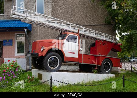 ULAN-UDE, RUSSLAND - 05. SEPTEMBER 2025: Feuerleiter auf Fahrgestell GAZ-51 am Gebäude der Hauptdirektion des Ministeriums für Notfälle der Rep Stockfoto